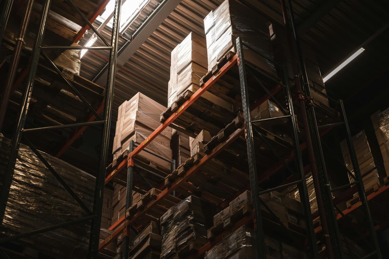 Interior de almacén con racks, pallets y cajas embaladas